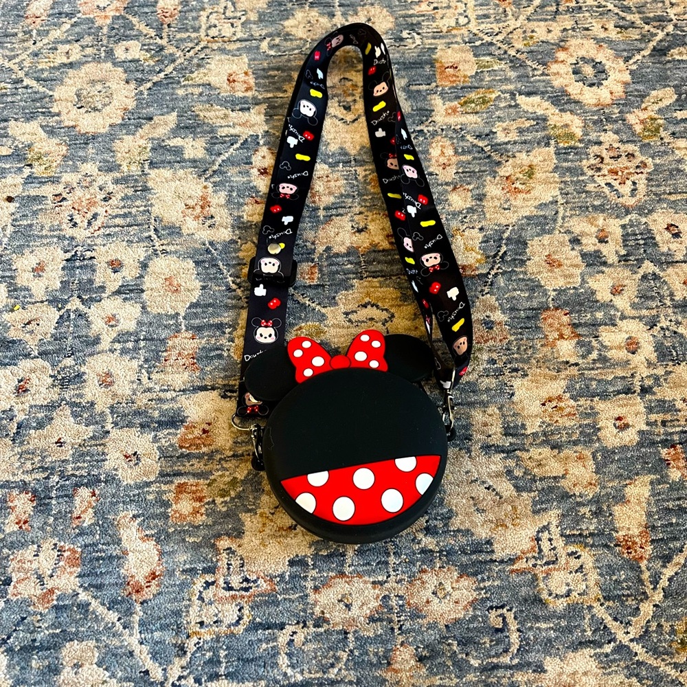 ***PLANNING A DISNEY TRIP*** NWT Minnie Mouse change purse with lanyard